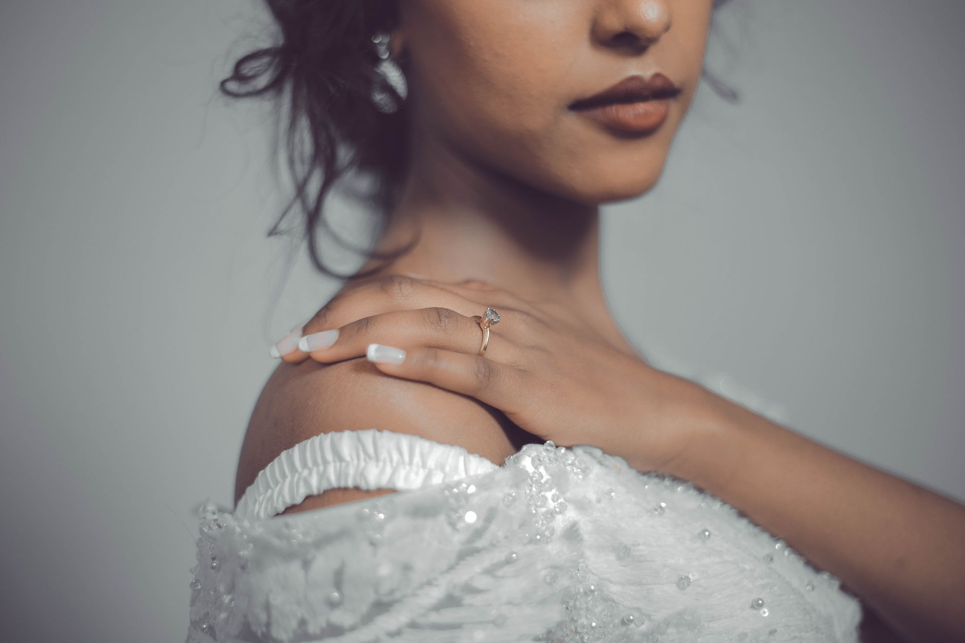 Asymmetry: one shoulder, one diagonal