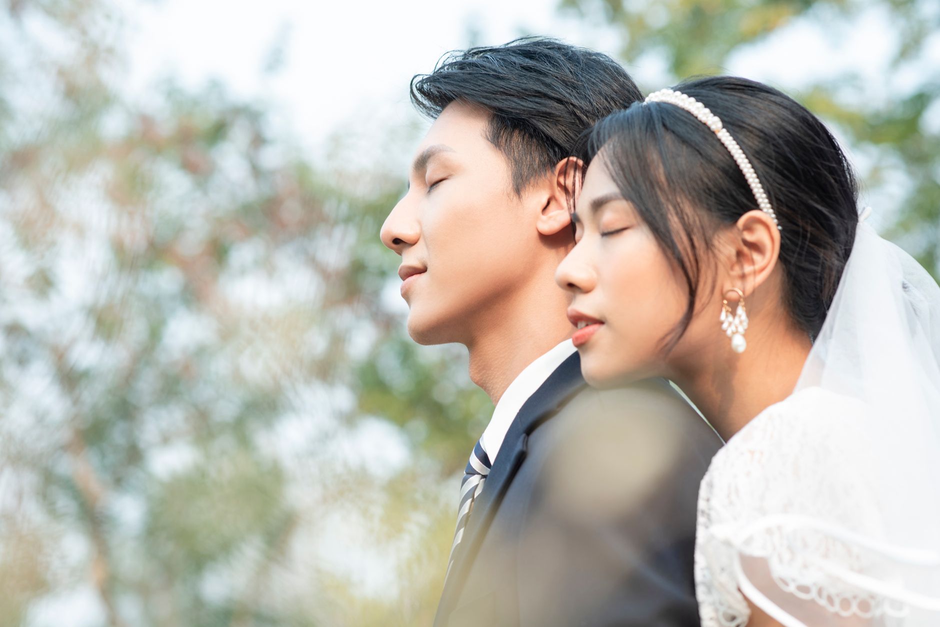Jewellery and the Gown: Let the Neckline Lead