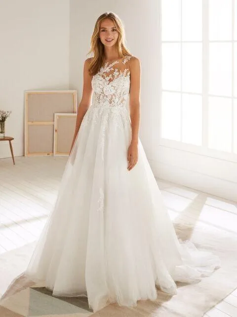 Oropesa — wedding dress at Lovely Bride bridal salon, Tuzla